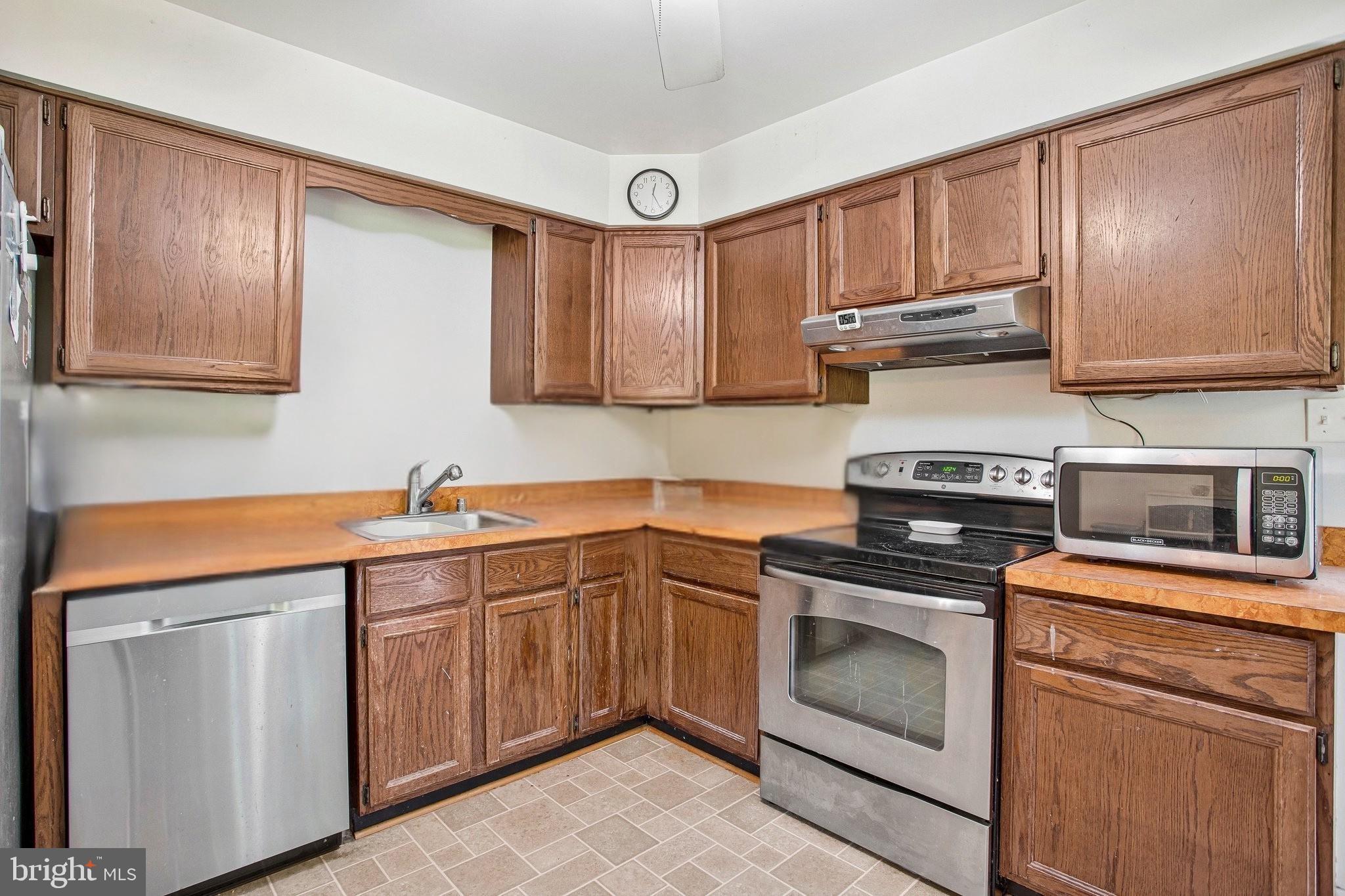 392 S Shore Prince Frederick, MD 20678 - Photo 10 of 30 Country sized Kitchen...
