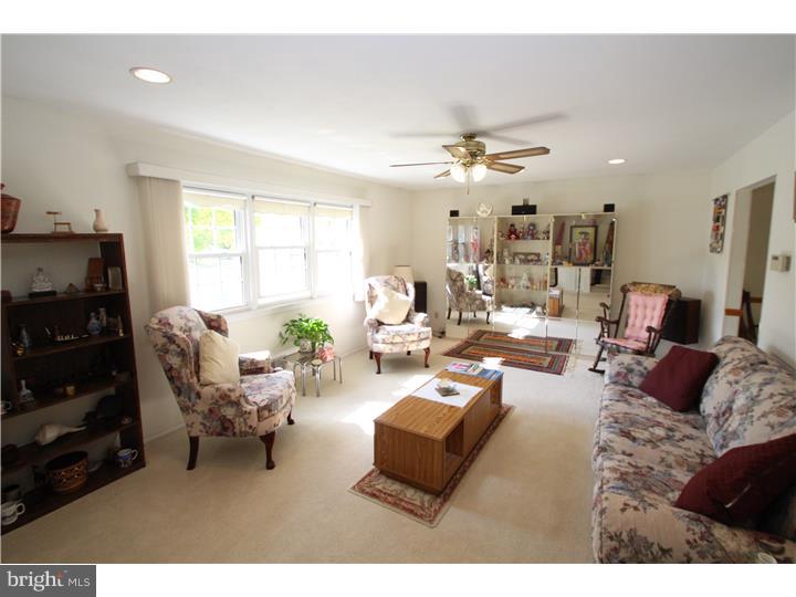 18 Tyndale Road Trenton, NJ 08690 - Photo 4 of 25 Living Room