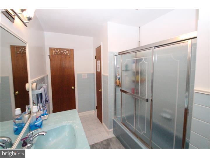 18 Tyndale Road Trenton, NJ 08690 - Photo 9 of 25 Master Bathroom