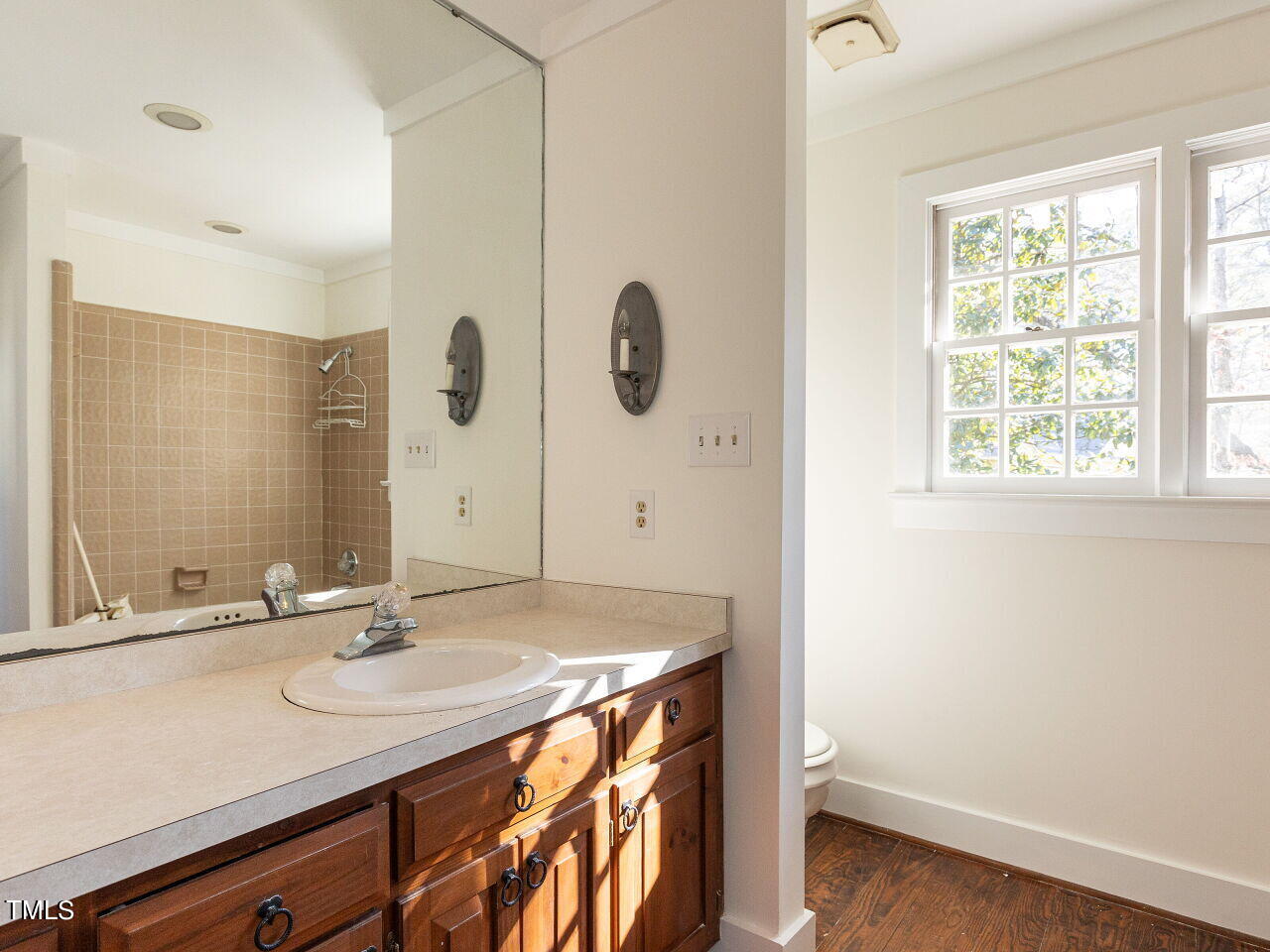 110 Pasquotank Drive Raleigh, NC 27609 - Photo 36 of 49 034-1280x960-second-floor-bath