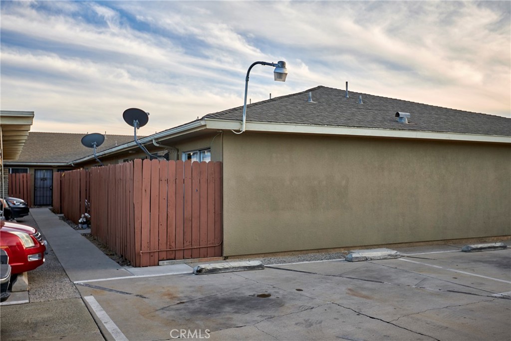 4723 Jackson Street, Unit 28 Riverside, CA 92503 - Photo 5 of 33 a backyard of a house