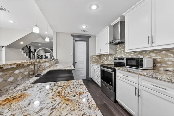 $2,495 | 11280 Braes Forest Drive, Unit 406, Houston, TX 77071