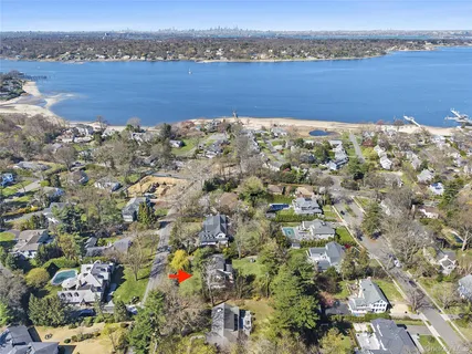 $2,498,000 | 6 Luquer Road, Manhasset, NY 11030