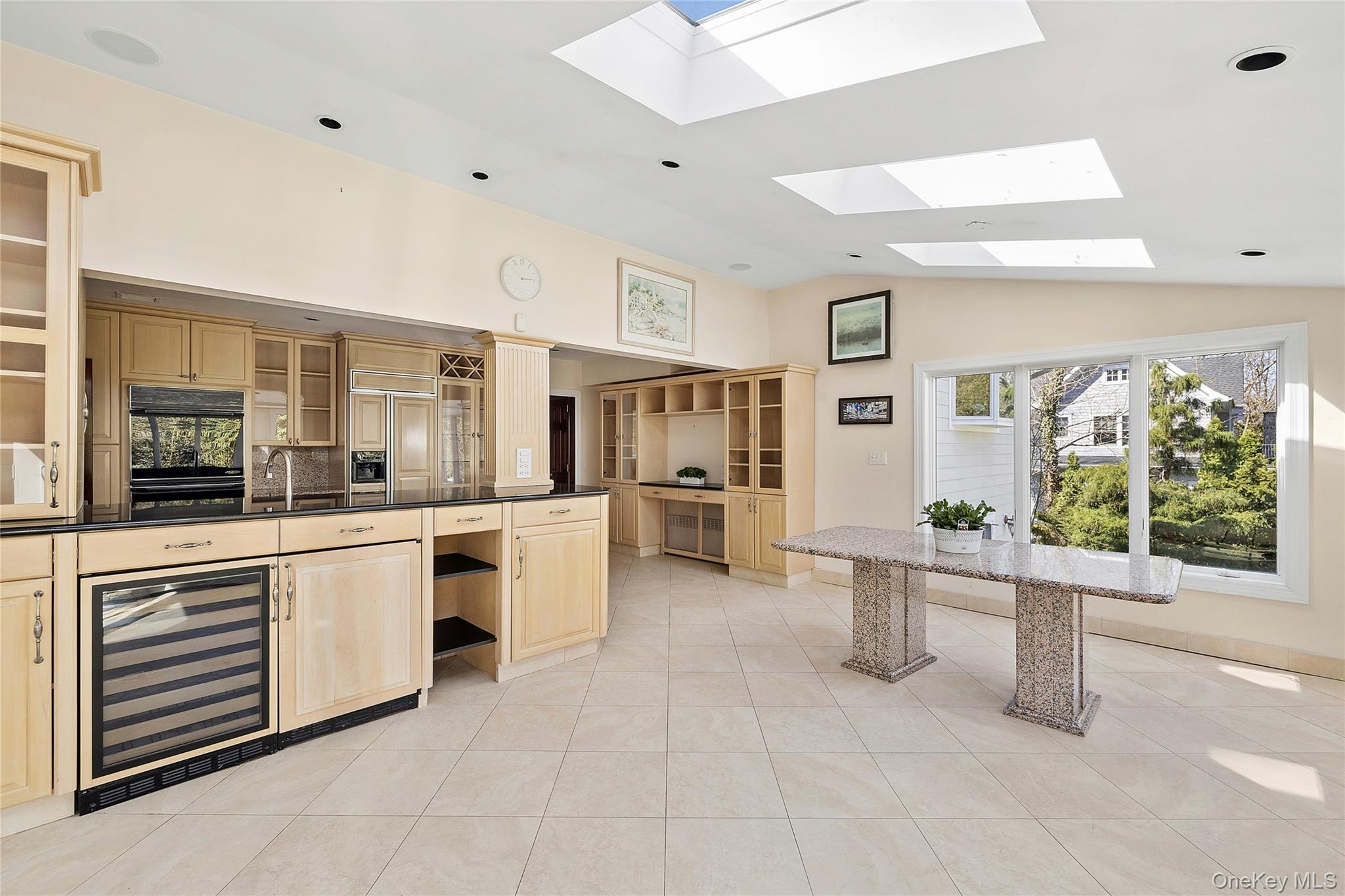 6 Luquer Road Manhasset, NY 11030 - Photo 9 of 16 Kitchen/Sitting Area
