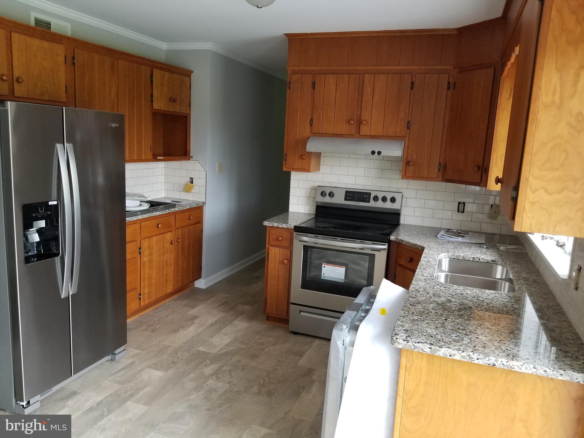 Kitchen w/granite countertops