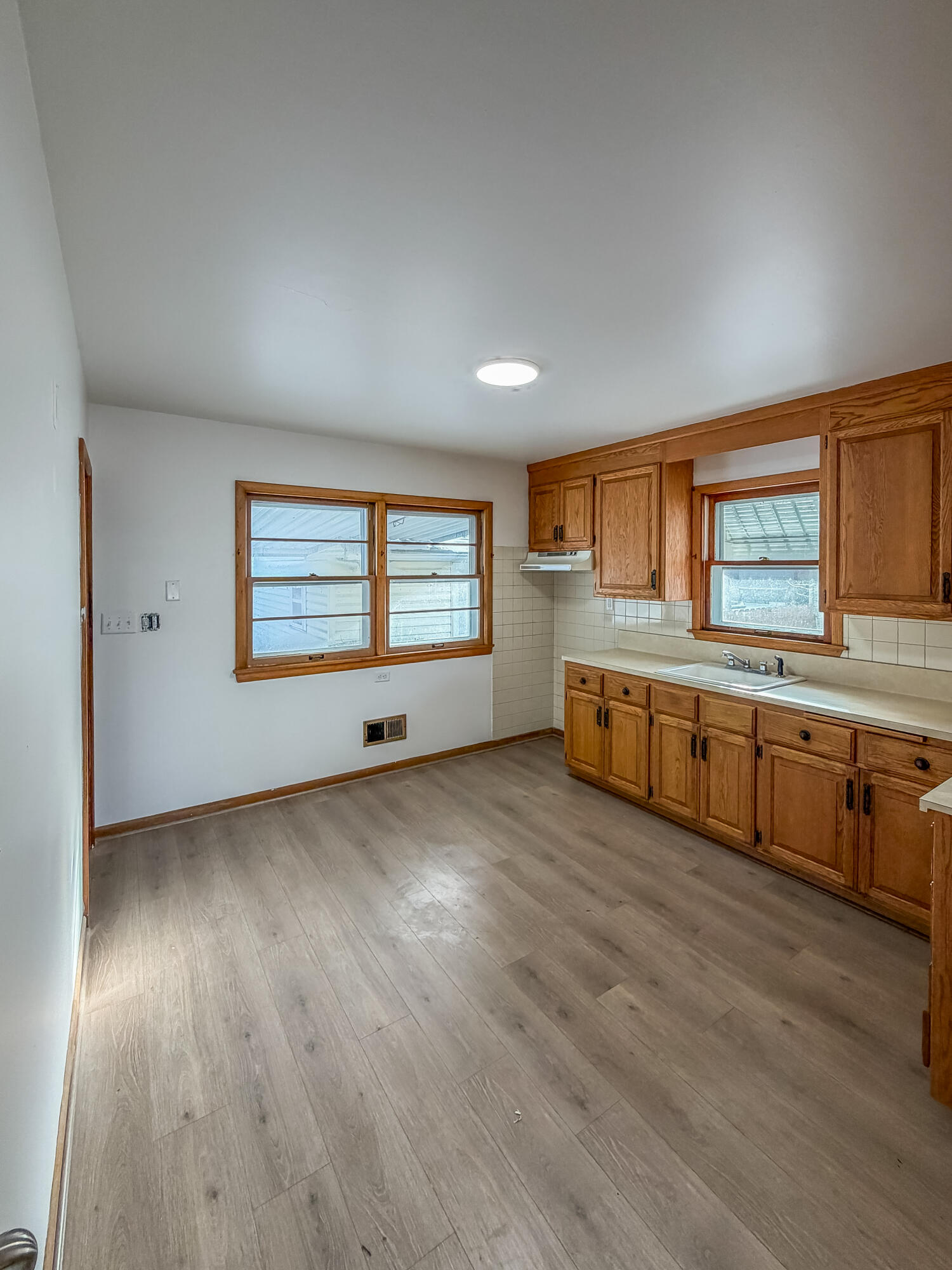 2901 Delaware Avenue Racine, WI 53403 - Photo 4 of 11 Delaware-29