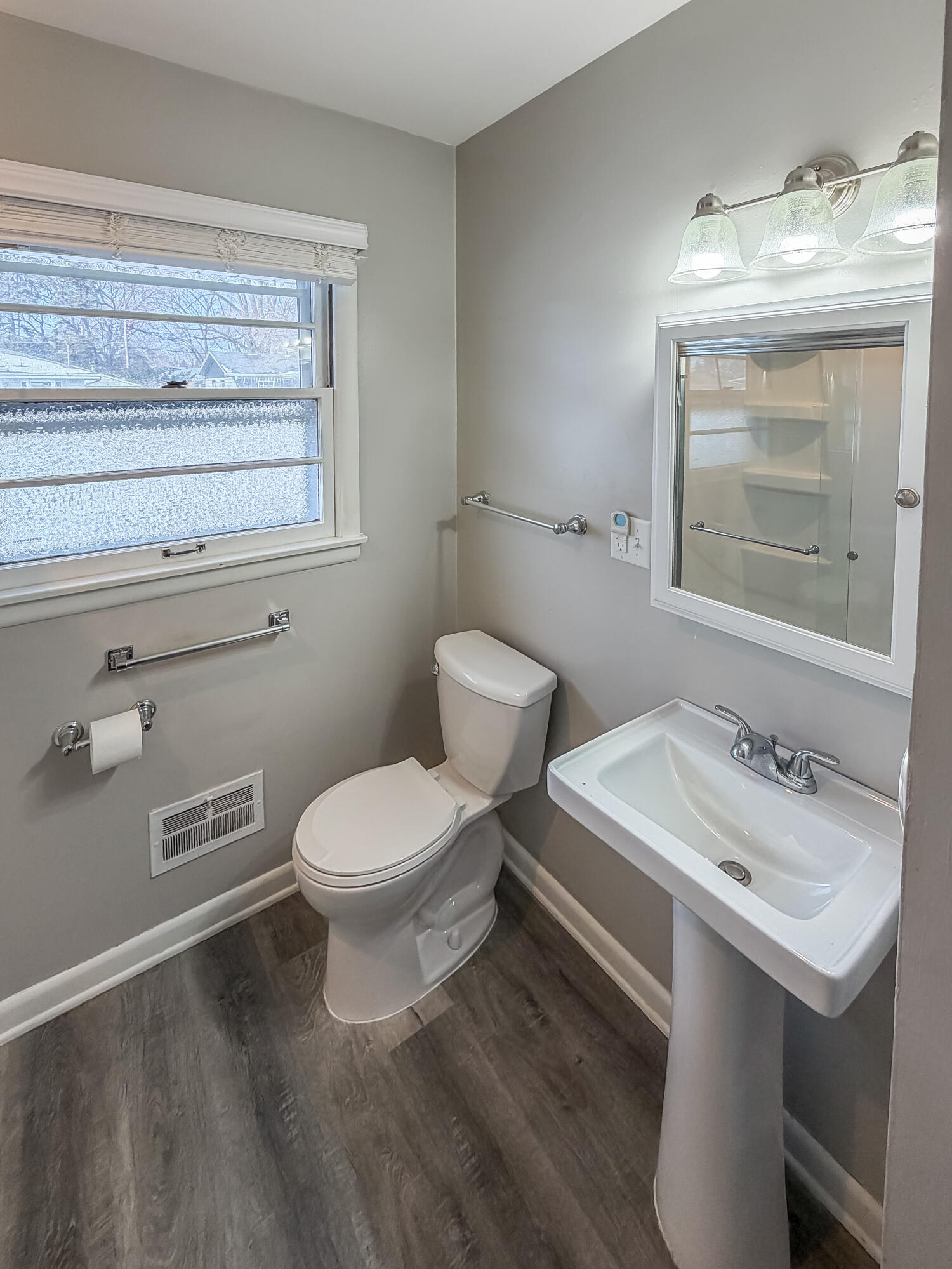 2901 Delaware Avenue Racine, WI 53403 - Photo 8 of 11 Delaware-33