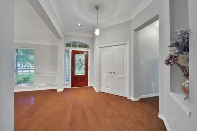 a view of livingroom with an entryway