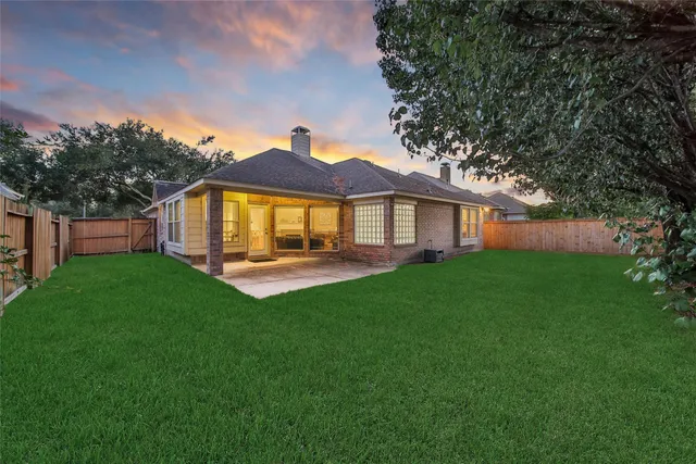 a view of a house with backyard and garden