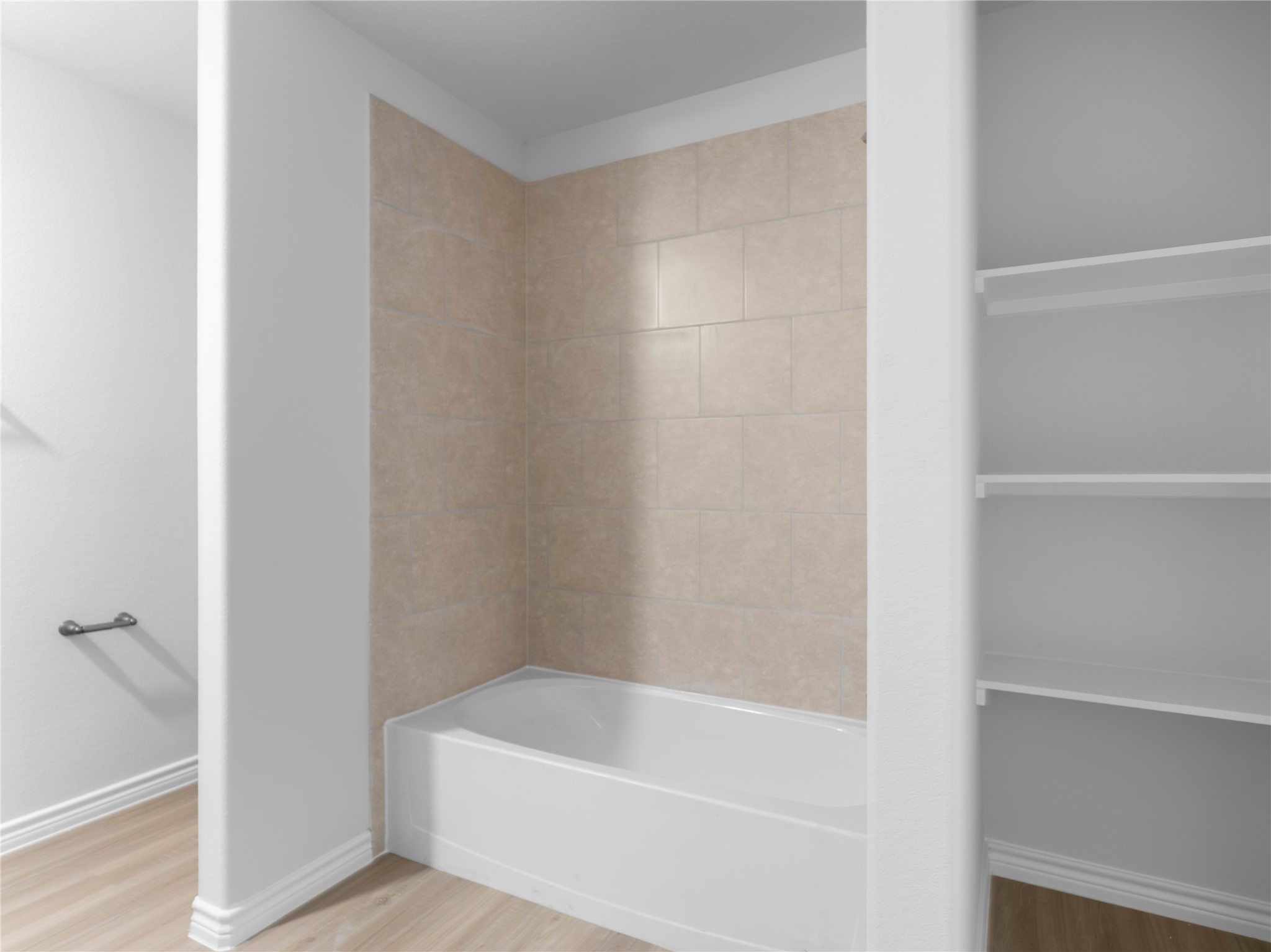 306 North Orange Street Sweeny, TX 77480 - Photo 21 of 30 a bathroom with a bathtub