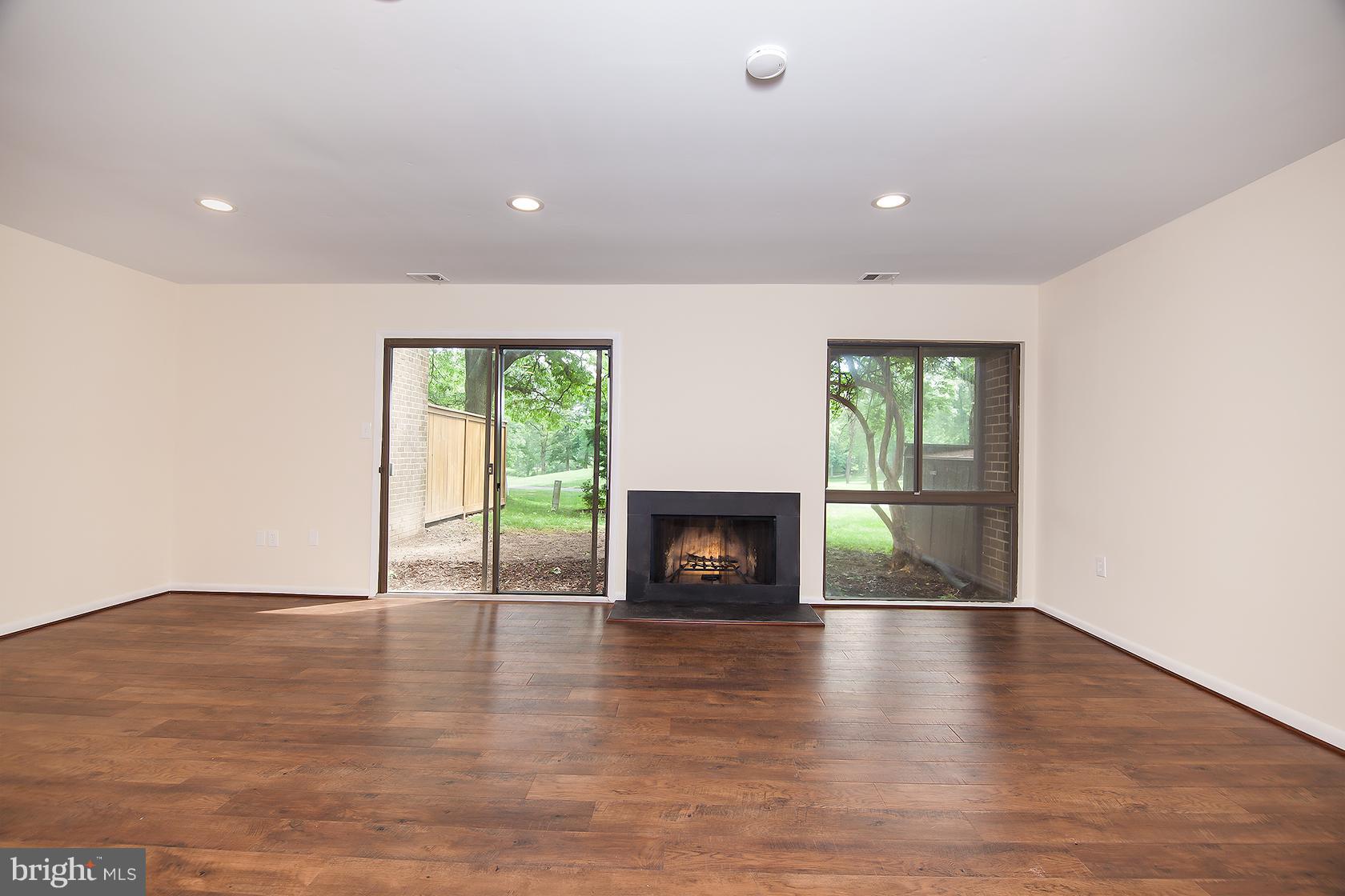 2047 Approach Lane Reston, VA 20191 - Photo 4 of 28 Living Room