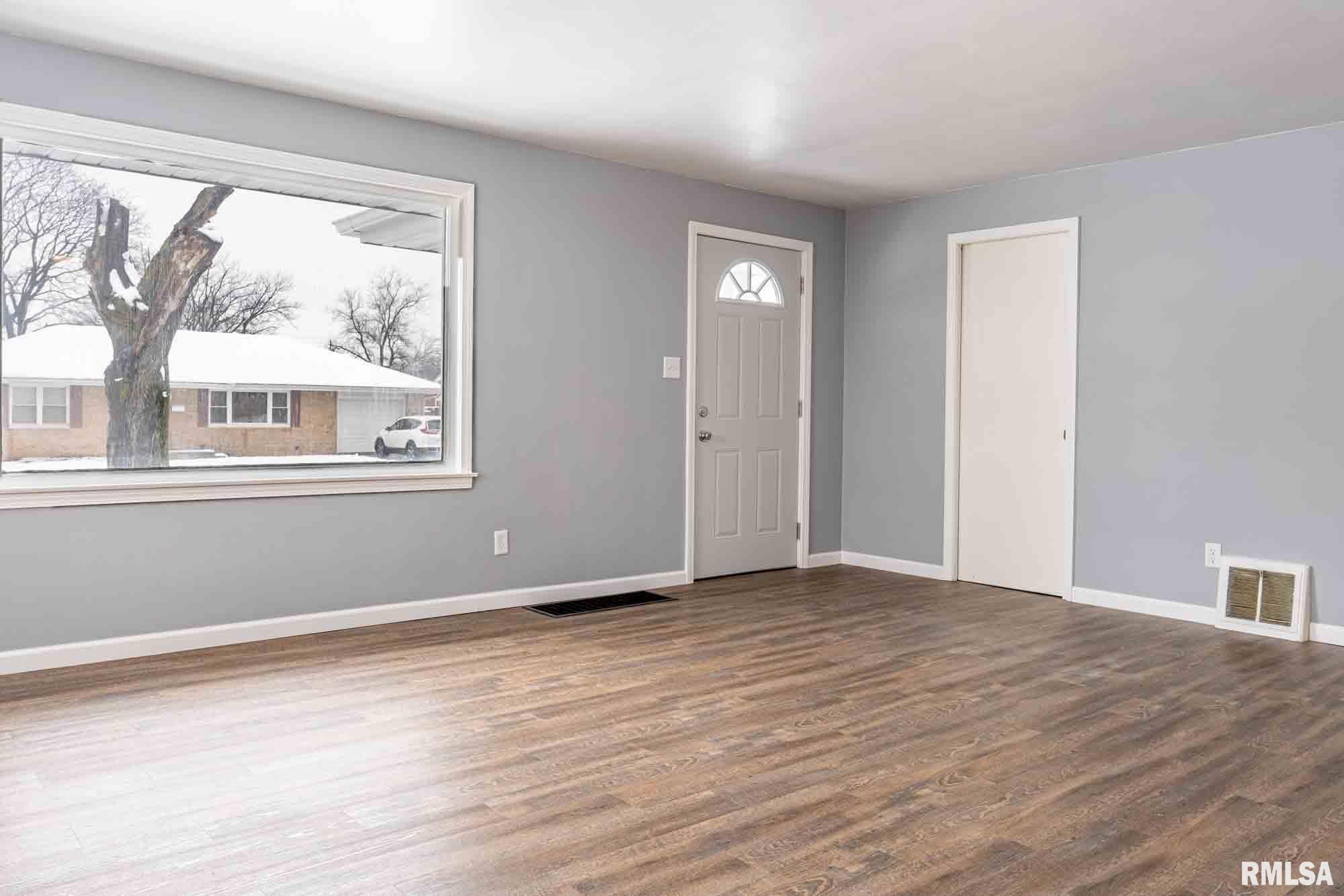 4230 North Wycliffe Road Peoria, IL 61614 - Photo 4 of 21 Gallery Image 4