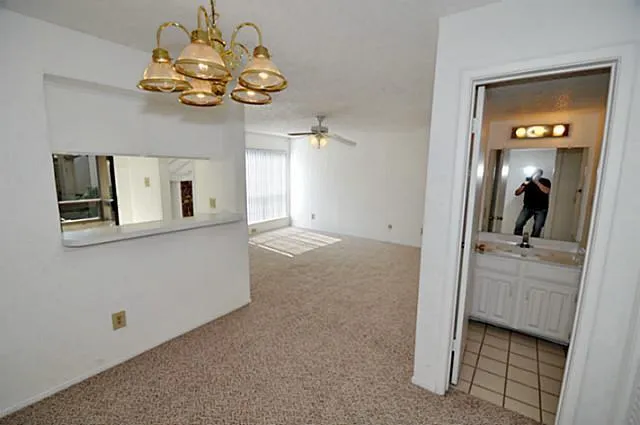 a view of empty room with window