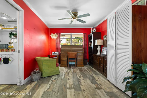 a view of a livingroom with furniture and a ceiling fan
