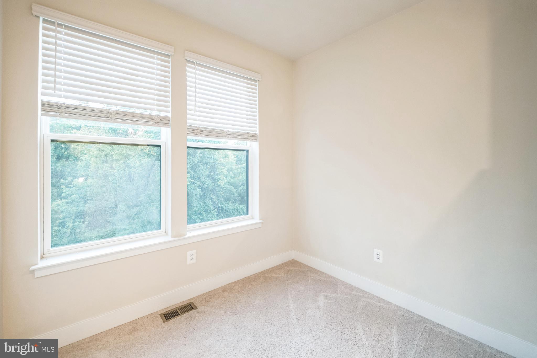 4402 Roland Heights Avenue Baltimore, MD 21211 - Photo 33 of 47 an empty room with a window