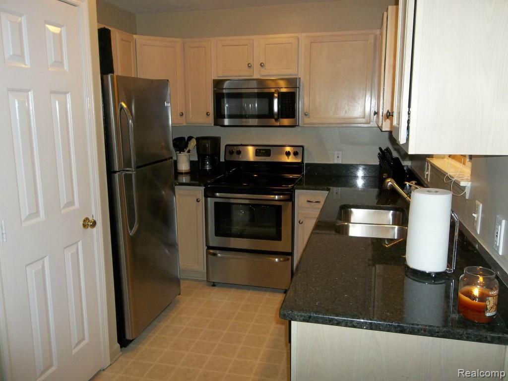 4941 Crooks Road, Unit 13 Royal Oak, MI 48073 - Photo 2 of 19 100_1125.jpg