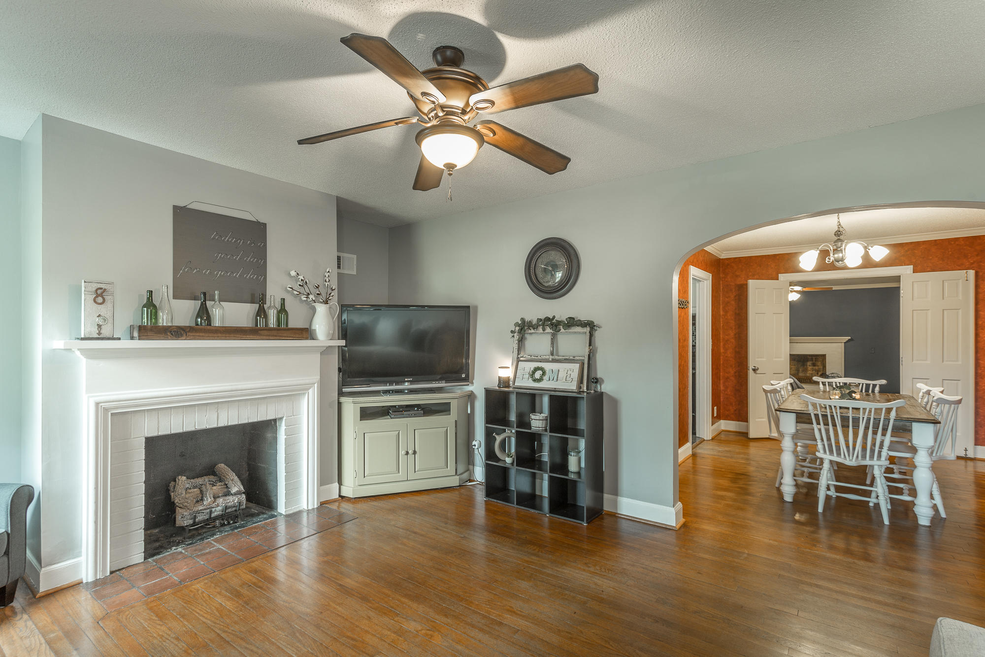 6234 East Brainerd Road Chattanooga, TN 37421 - Photo 2 of 32 Living Room