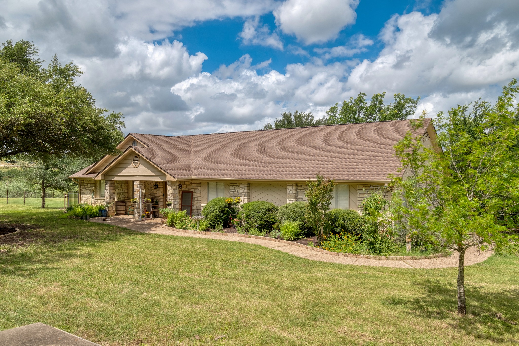 701 Berry Lane Georgetown, TX 78626 - Photo 2 of 37 Nice single story country home