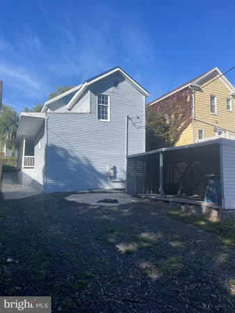 a view of a house with backyard