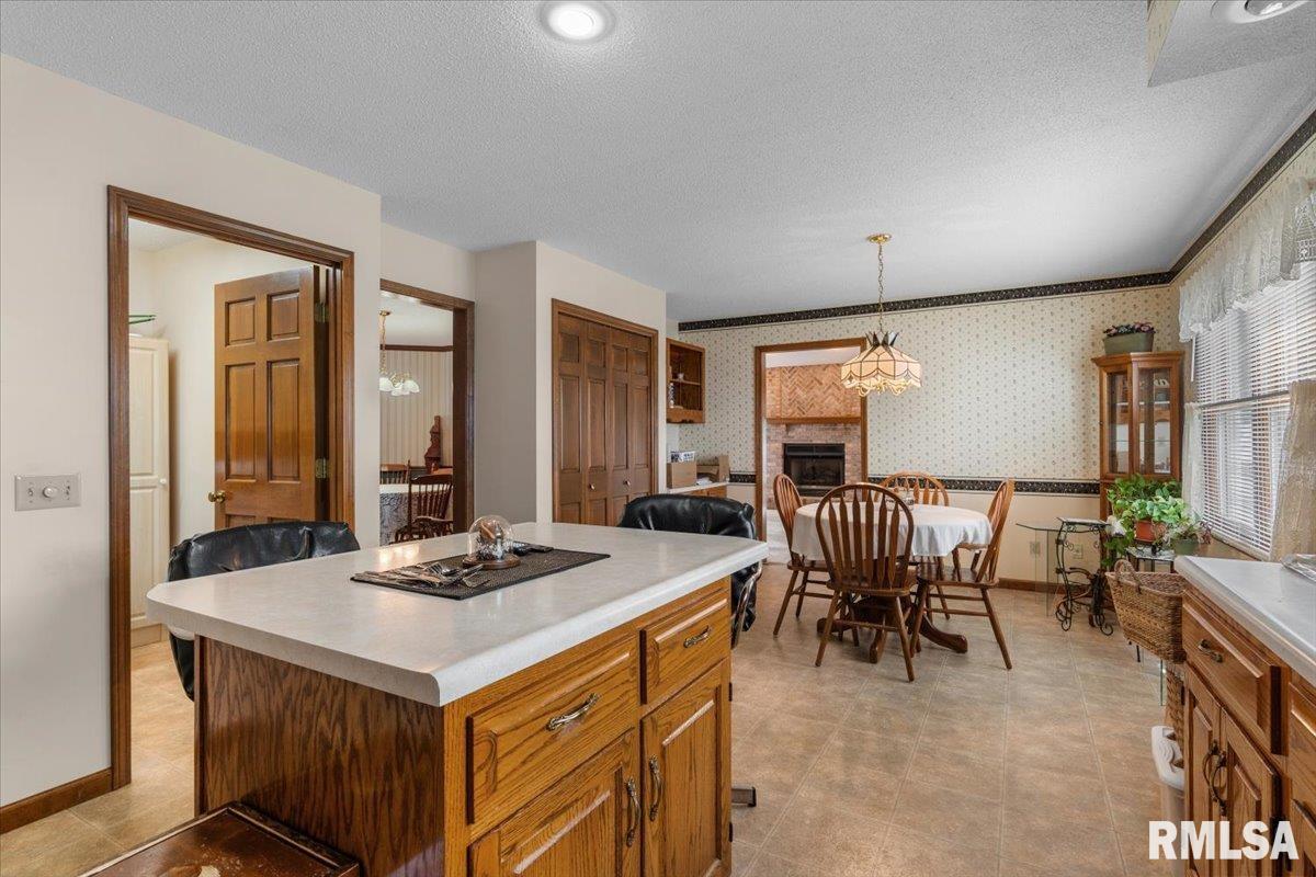 1816 Hunter Ridge Drive Springfield, IL 62704 - Photo 12 of 38 Gallery Image 12