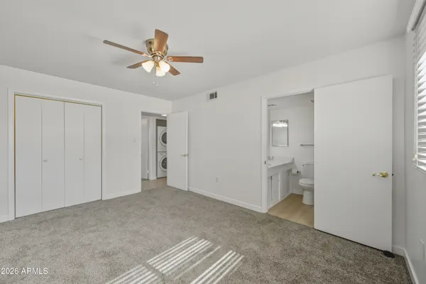 a view of empty room with a ceiling fan