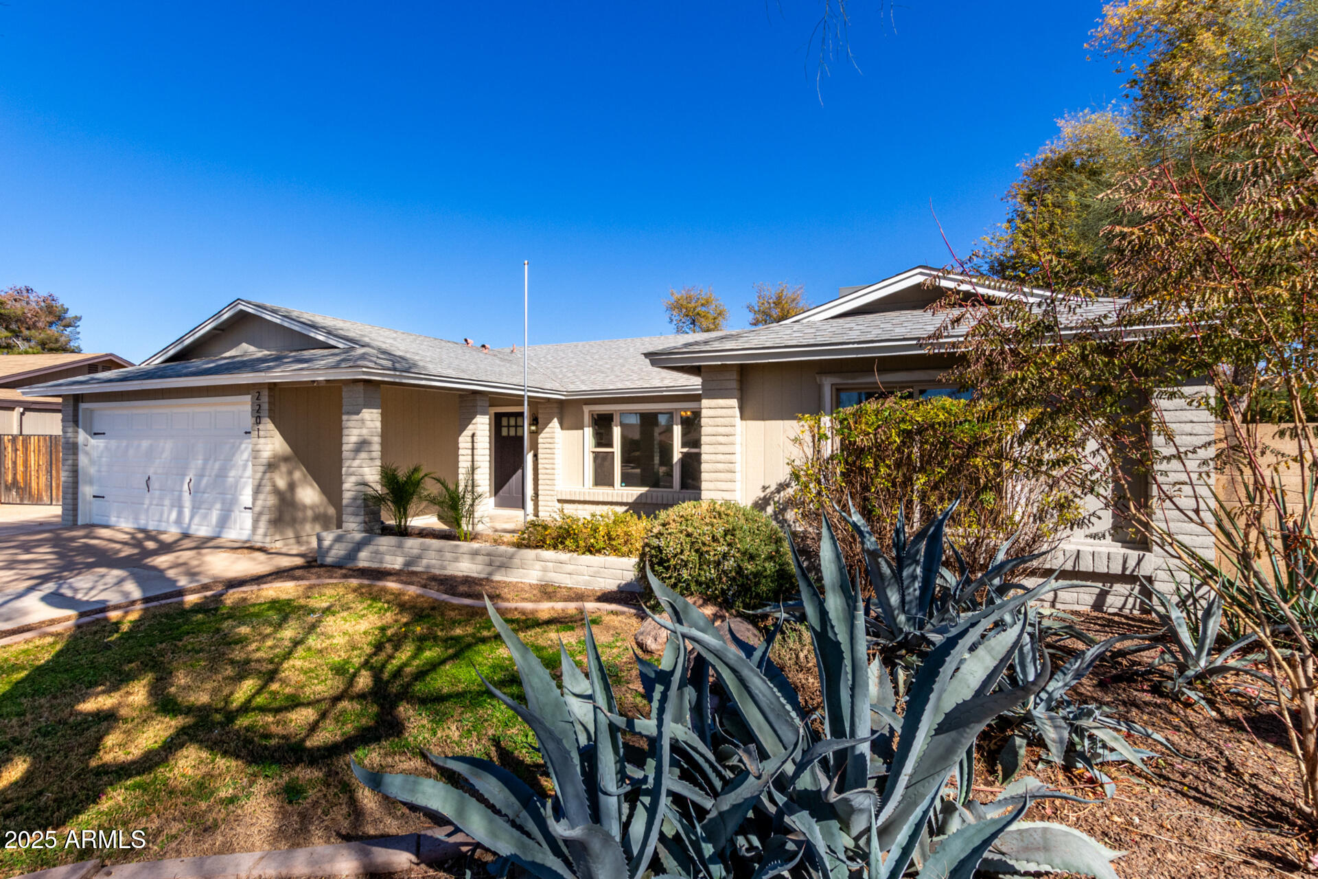 2201 South Evergreen Road Tempe, AZ 85282 - Photo 5 of 42 a front view of a house with garden