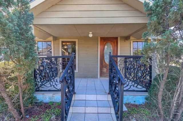 a view of entryway with outdoor seating