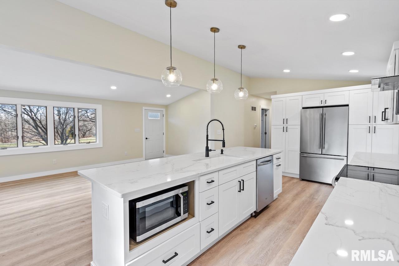 23054 Farmdale Road Washington, IL 61571 - Photo 13 of 39 Gallery Image 13