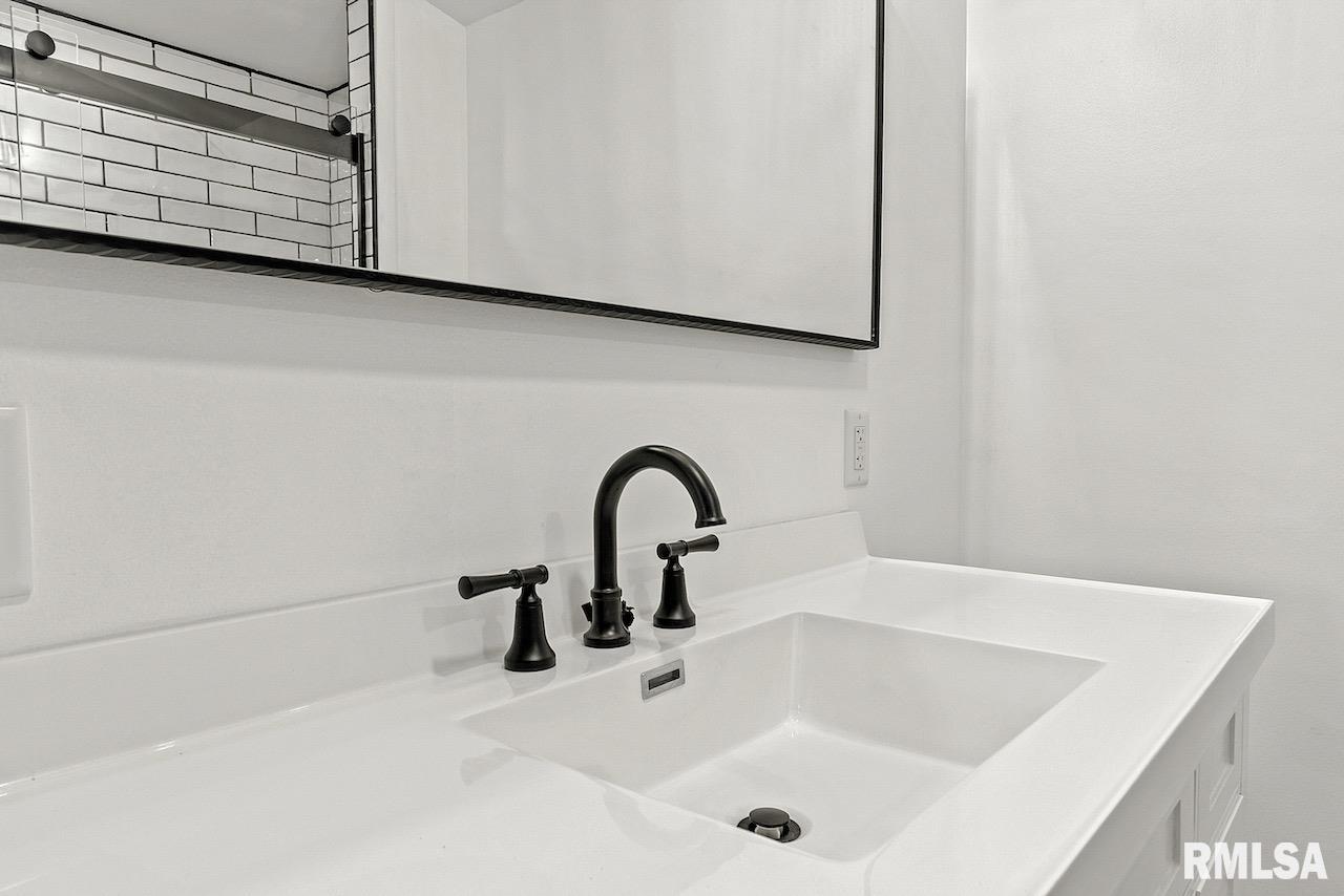 23054 Farmdale Road Washington, IL 61571 - Photo 18 of 39 Gallery Image 18