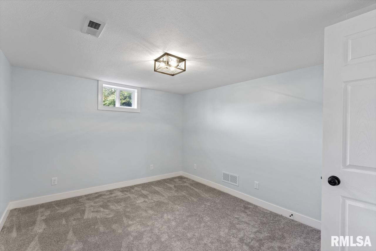 23054 Farmdale Road Washington, IL 61571 - Photo 27 of 39 Gallery Image 27