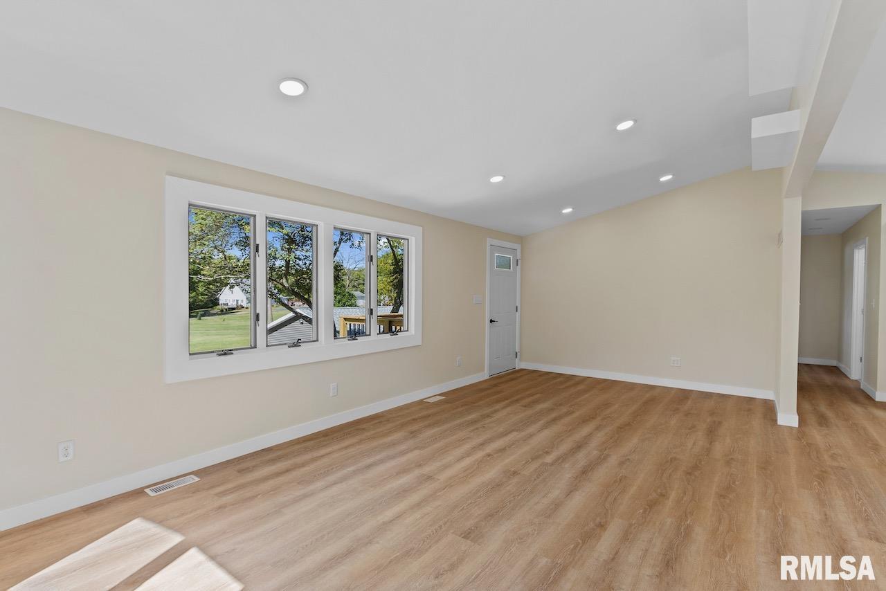 23054 Farmdale Road Washington, IL 61571 - Photo 5 of 39 Gallery Image 5