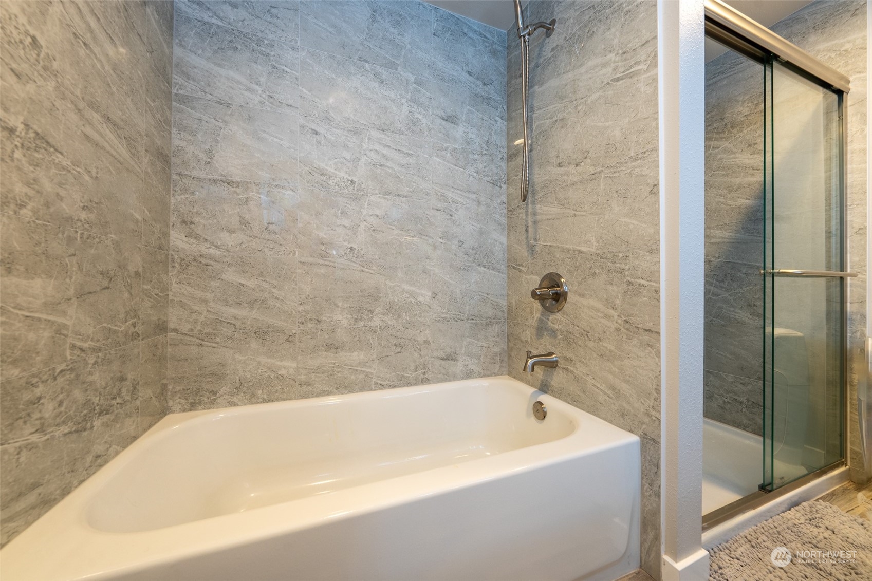 5515 South Bangor Street Seattle, WA 98178 - Photo 20 of 33 a bathroom with a bathtub