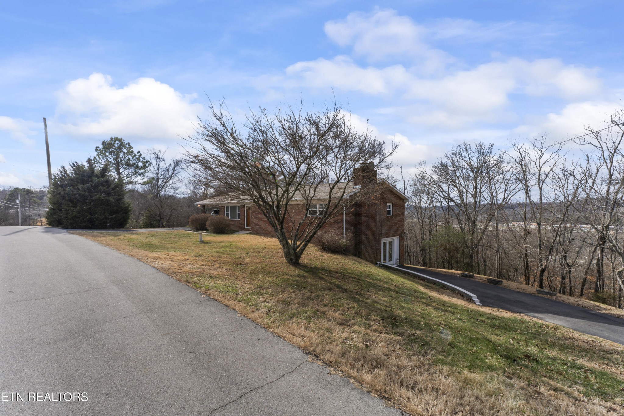 145 Short Street Kingston, TN 37763 - Photo 26 of 29 a backyard of a house