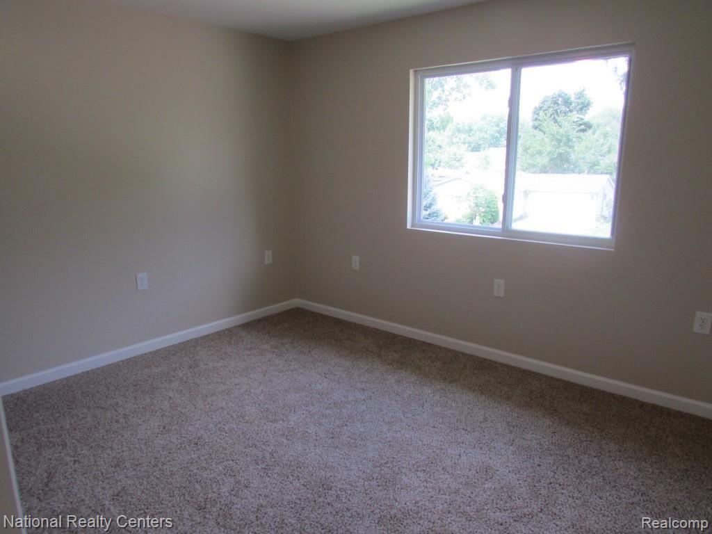 3945 Elmhurst Road Waterford, MI 48328 - Photo 21 of 23 IMG_0761.jpg