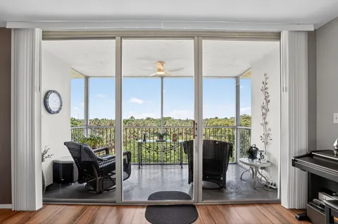 $310,000 | 3960 Oaks Clubhouse Drive, Unit 504, Pompano Beach, FL 33069