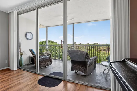 $310,000 | 3960 Oaks Clubhouse Drive, Unit 504, Pompano Beach, FL 33069