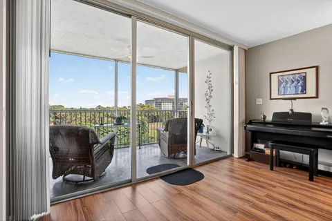 $310,000 | 3960 Oaks Clubhouse Drive, Unit 504, Pompano Beach, FL 33069