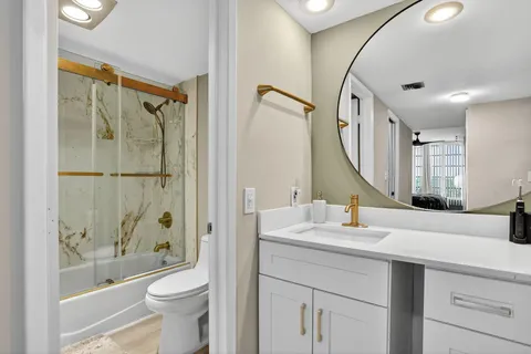 $310,000 | 3960 Oaks Clubhouse Drive, Unit 504, Pompano Beach, FL 33069