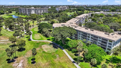 $310,000 | 3960 Oaks Clubhouse Drive, Unit 504, Pompano Beach, FL 33069