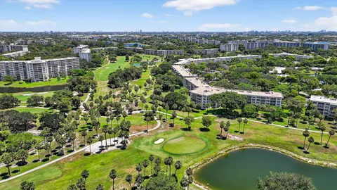 $310,000 | 3960 Oaks Clubhouse Drive, Unit 504, Pompano Beach, FL 33069