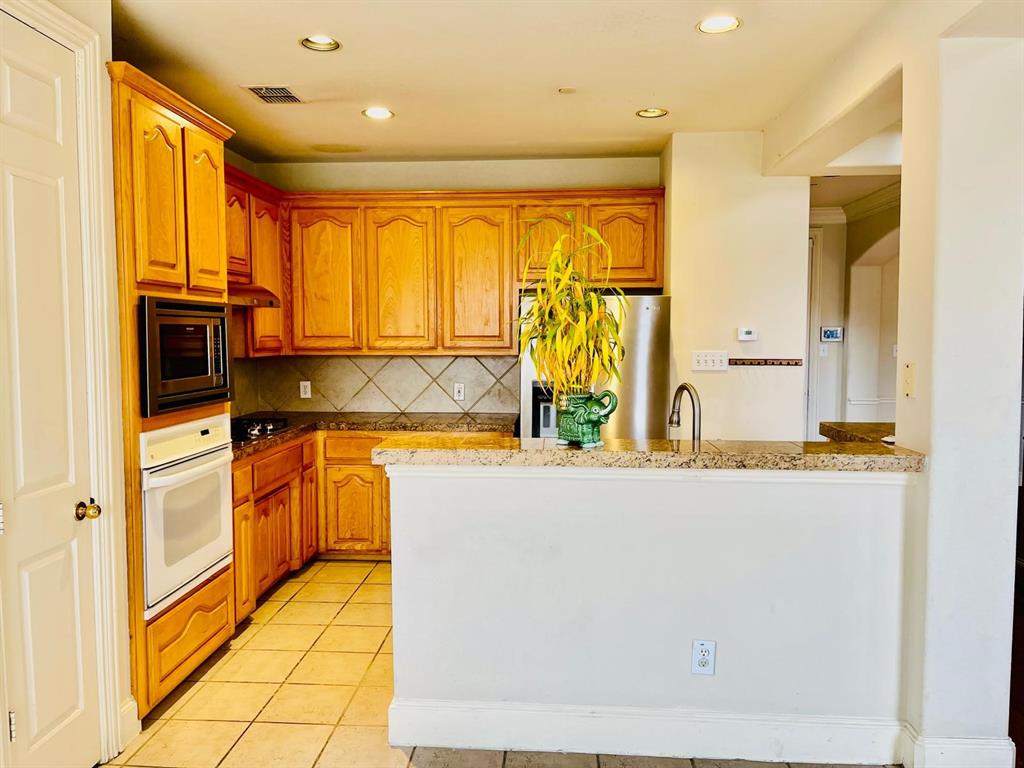 535 Poplar Lane Irving, TX 75063 - Photo 3 of 14