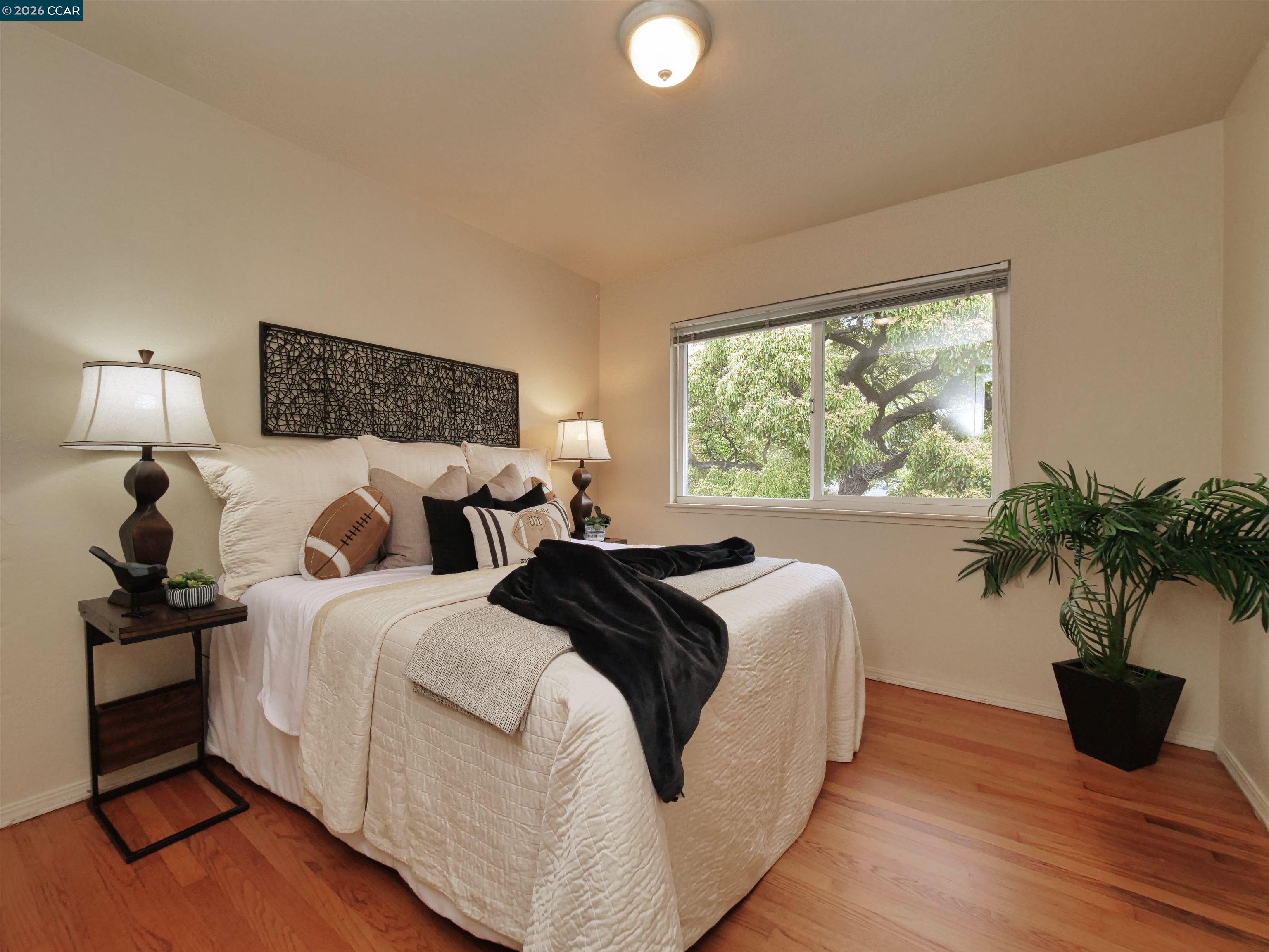 995 Virginia Street Berkeley, CA 94710 - Photo 28 of 59 a bed room with two beds and a potted plant