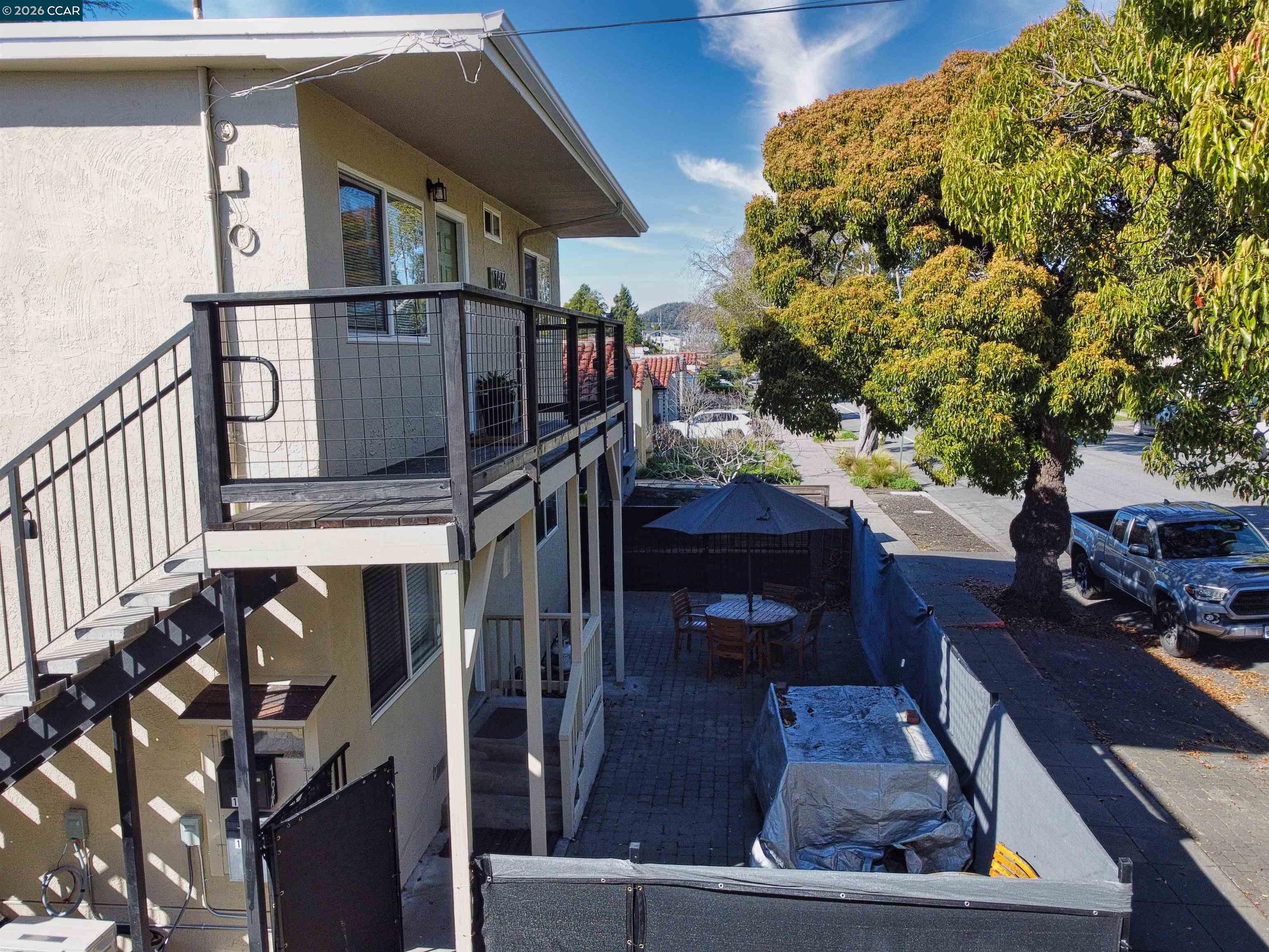 995 Virginia Street Berkeley, CA 94710 - Photo 56 of 59 a view of entryway and hall