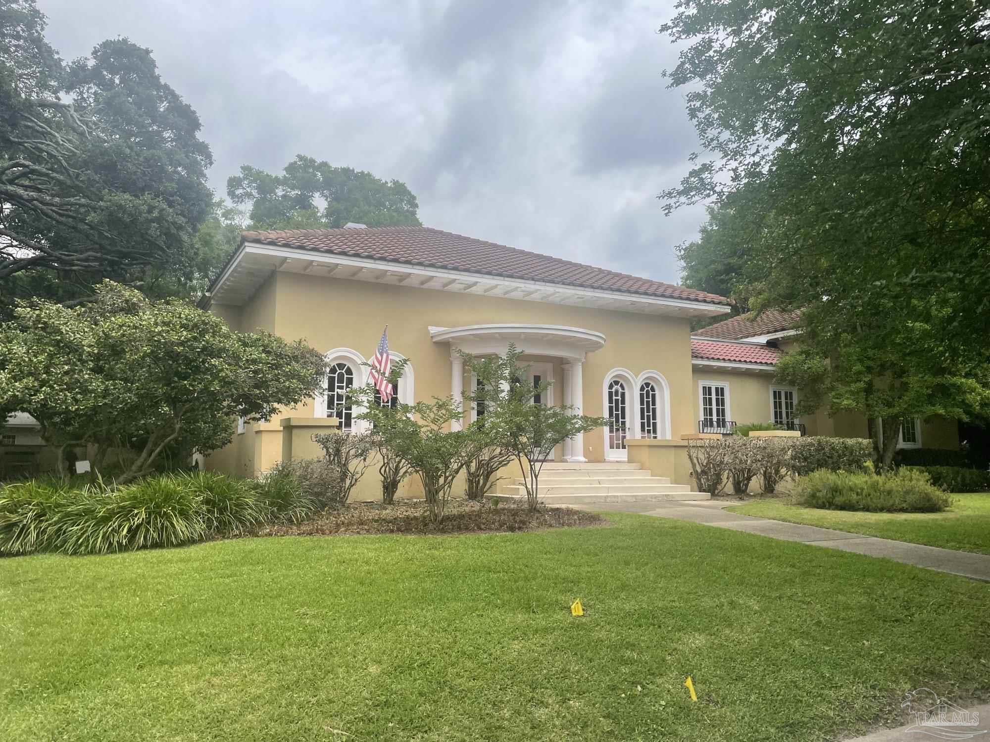 1904 East La Rua Street Pensacola, FL 32501 - Photo 2 of 14 a front view of a house with garden