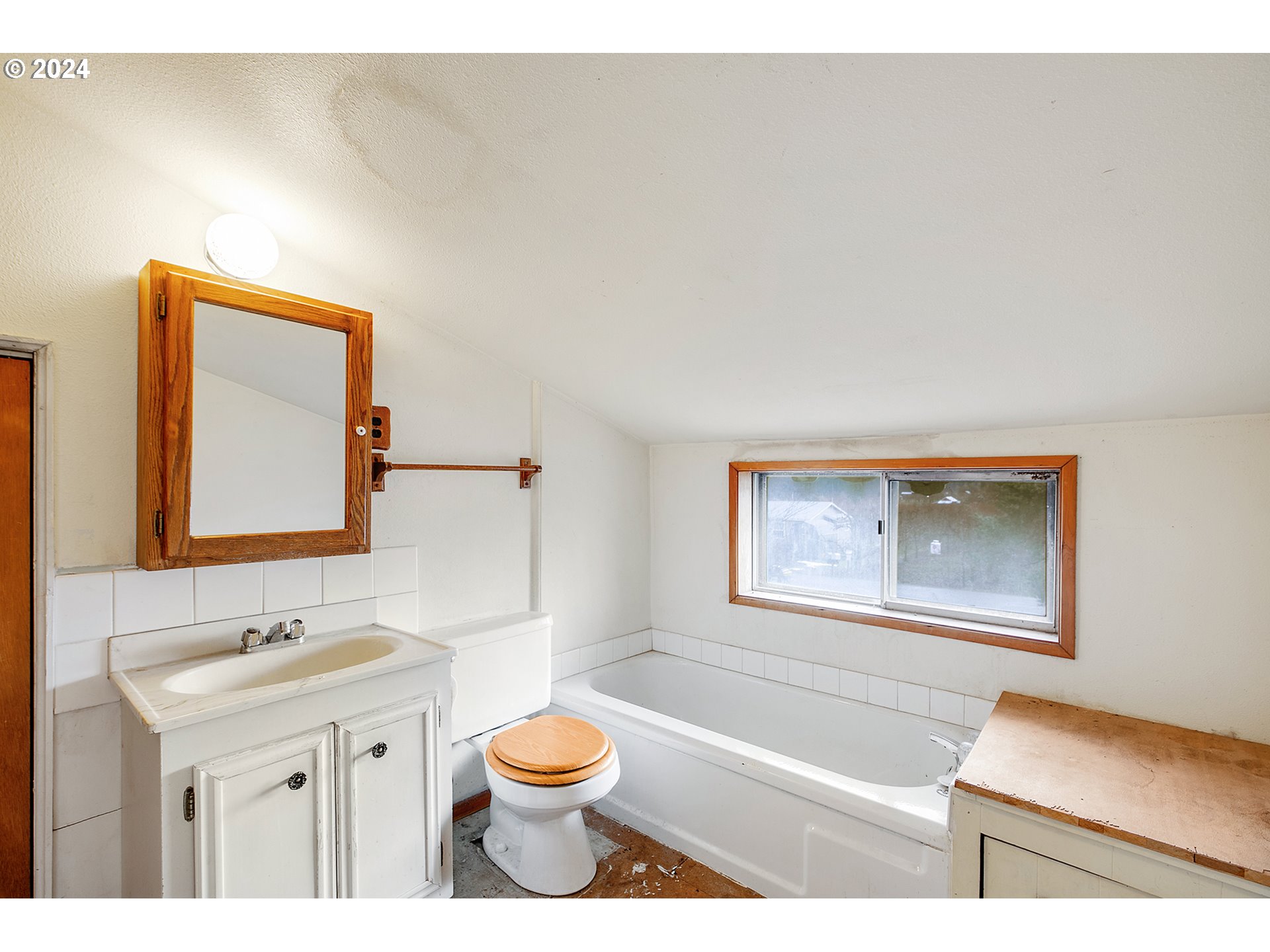 5160 Imai Road Hood River, OR 97031 - Photo 18 of 39 Attached Bathroom #1