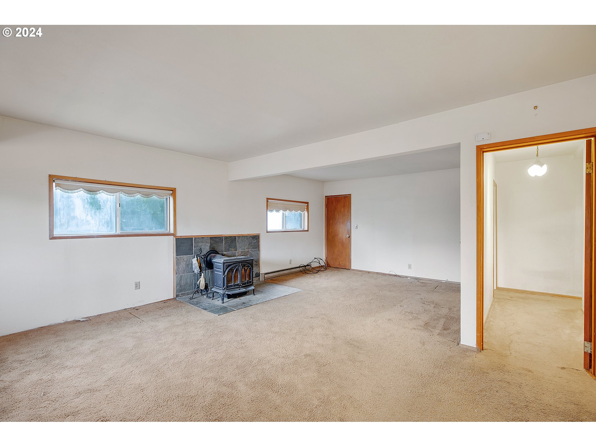 5160 Imai Road Hood River, OR 97031 - Photo 3 of 39 Living Room