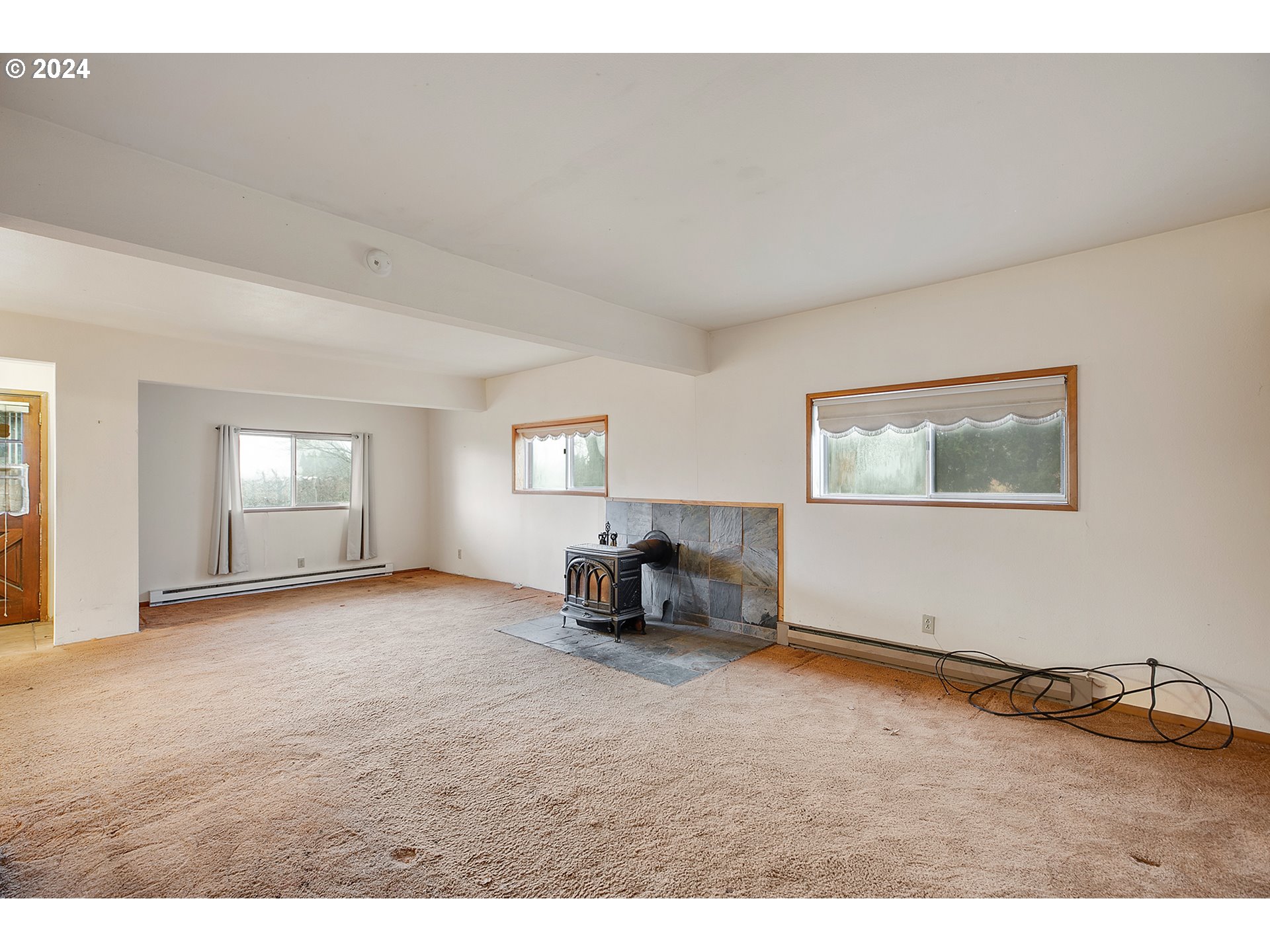 5160 Imai Road Hood River, OR 97031 - Photo 5 of 39 Living Room