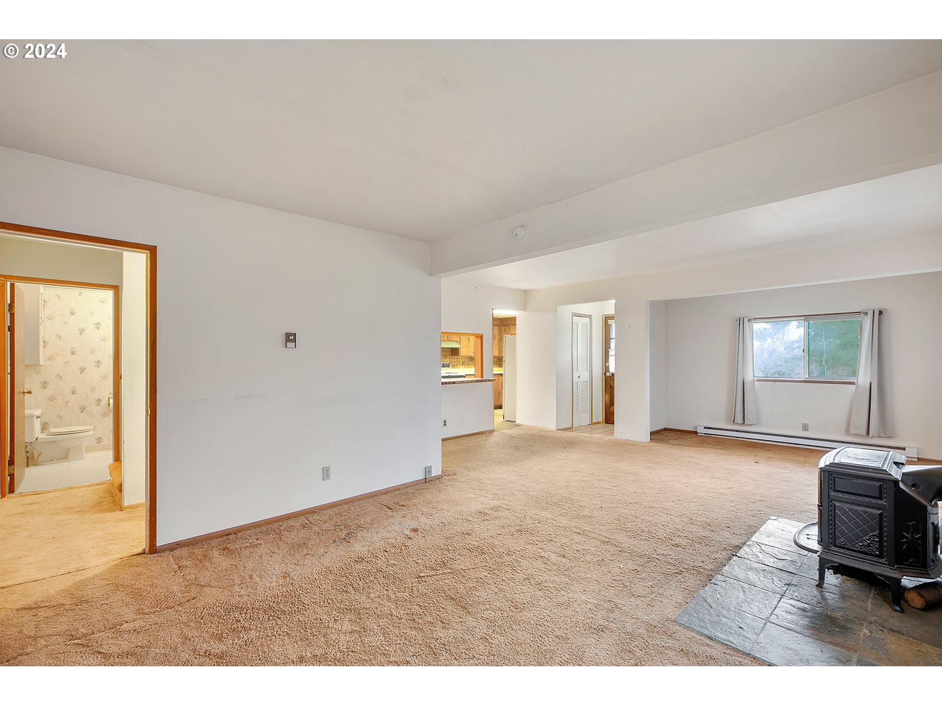 5160 Imai Road Hood River, OR 97031 - Photo 6 of 39 Living Room