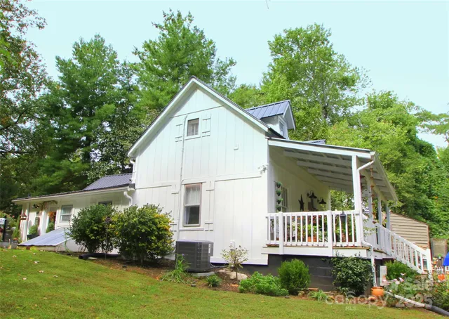 a view of a house with a yard and plants