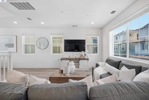 $1,250,000 | 9137 Seawind Way, Newark, CA 94560